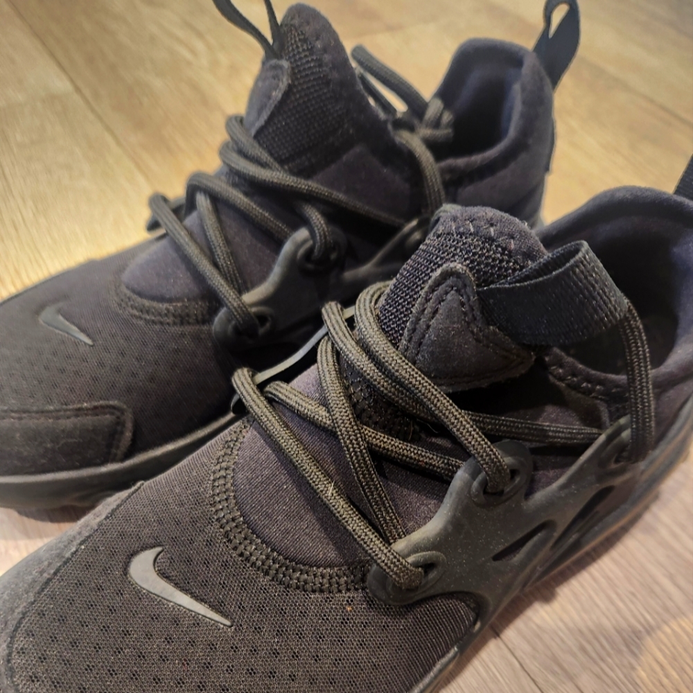 Nike kids boys girls lightweight comfortable black shoes